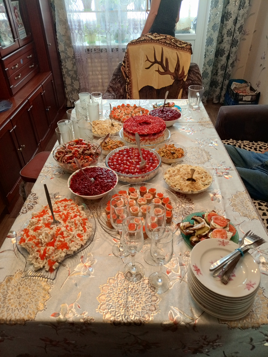 Начали сервировать стол