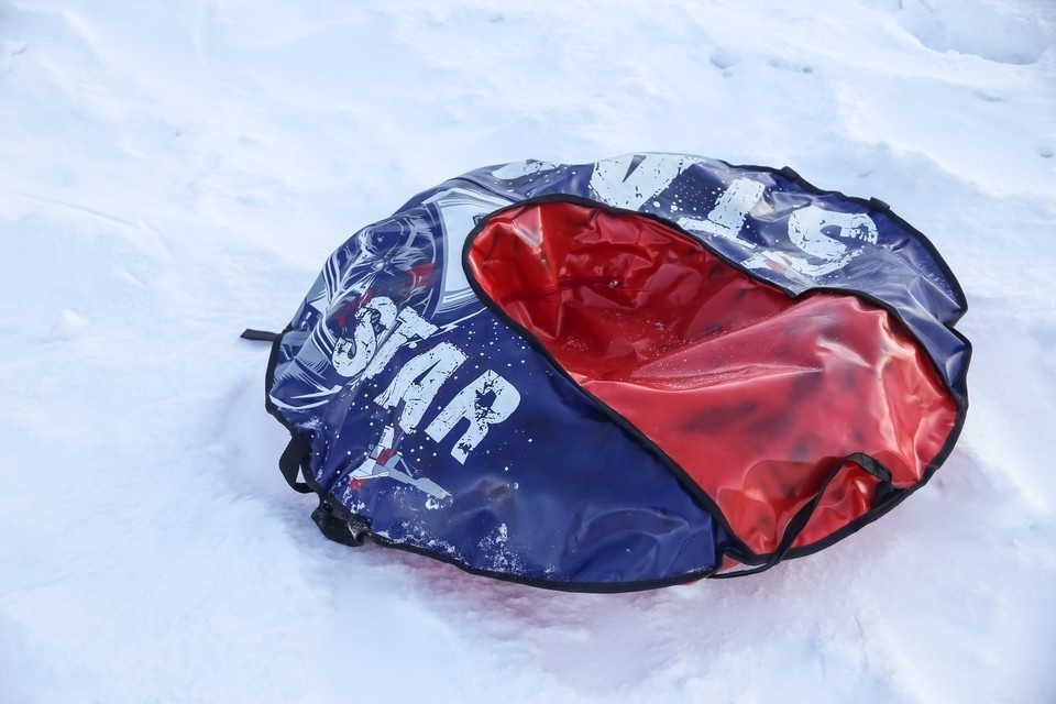    Два ребенка получили смертельные травмы во время катания с горки на тюбинге. Дина Иванова