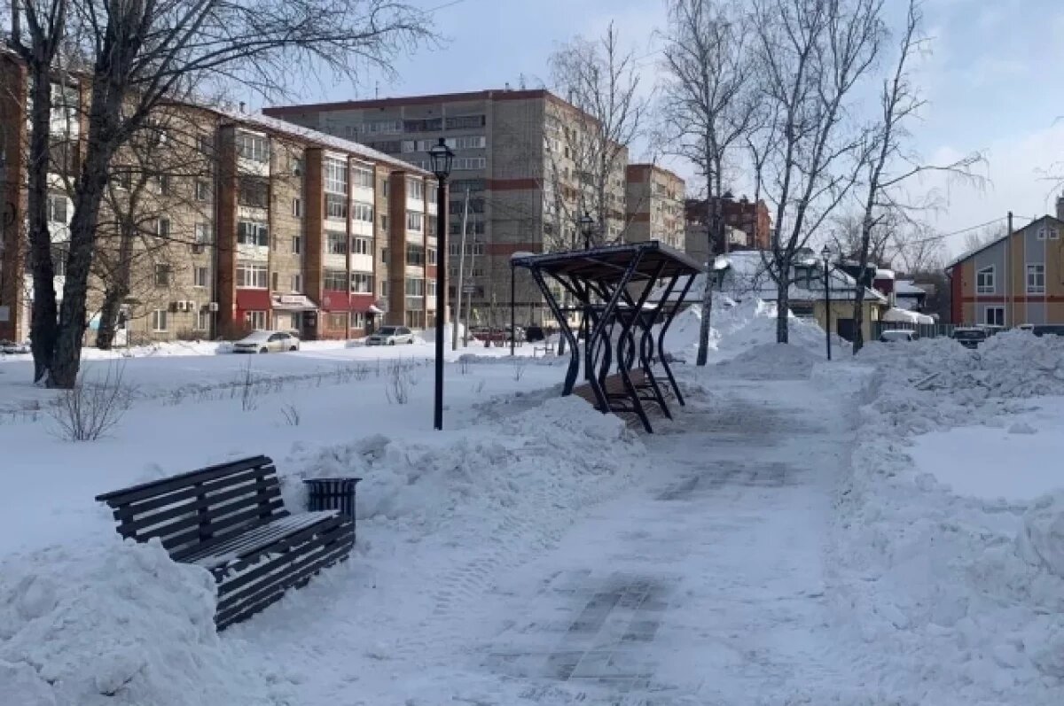    В Томске продолжают очищать тротуары от снега