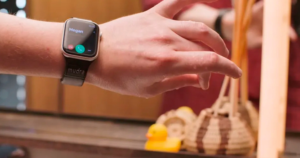 Mudra Band для Apple Watch - управление жестами без касания