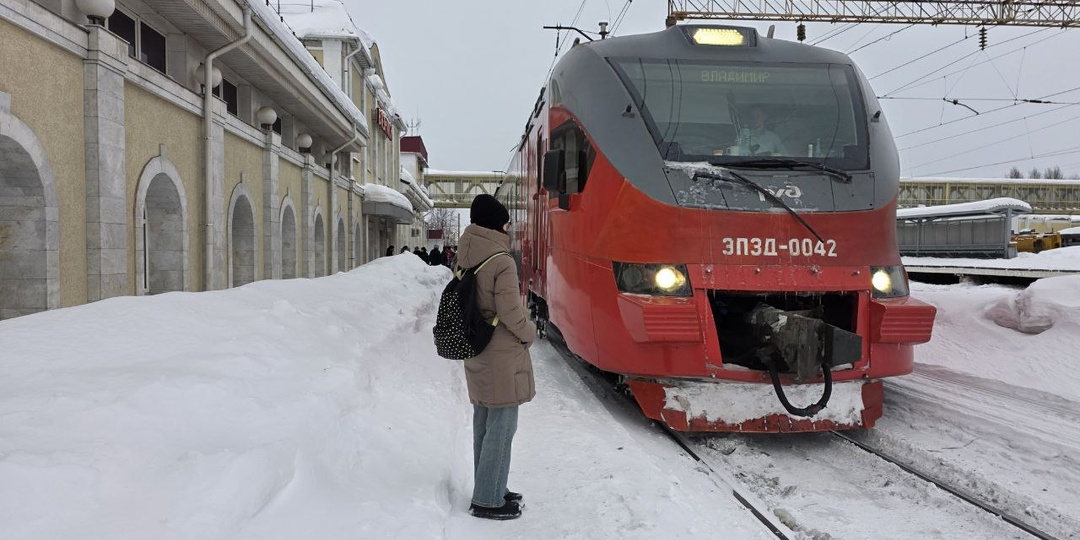 Владимирцы пробираются к электричкам через сугробы на платформах