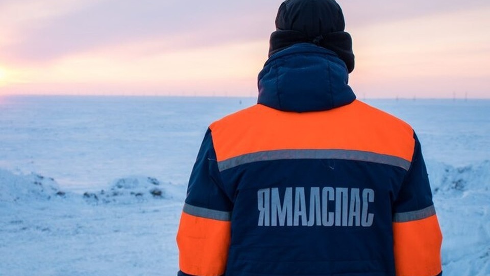 Вся надежда - на спасателей: на Ямале семья из пяти человек застряла в тундре из-за закончившегося в снегоходе бензина