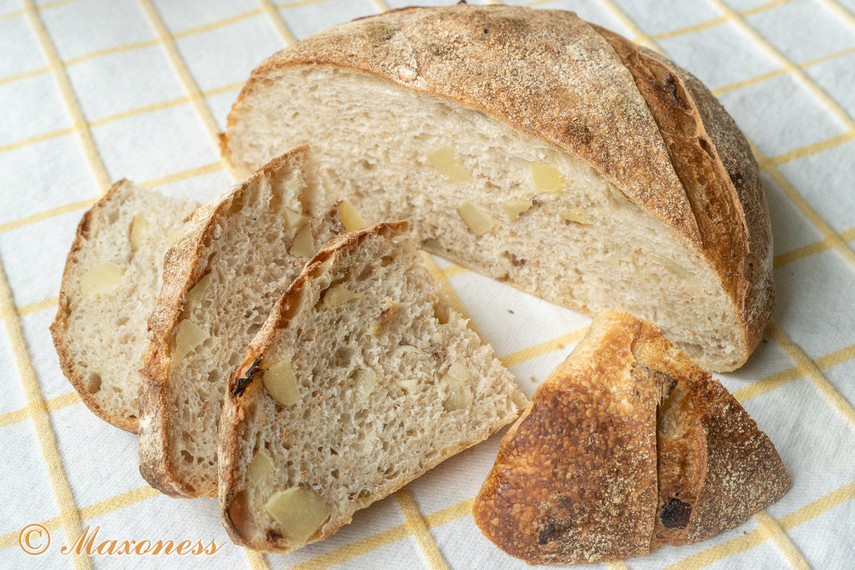 Пшеничный деревенский хлеб на закваске с картофелем