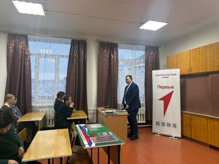 Сотрудник прокуратуры ведёт беседу с учениками / фото: прокуратура Забайкальского края