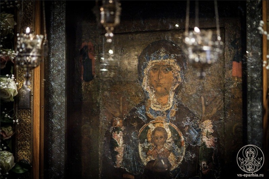 Икона Божией Матери "Знамение". Великий Новгород, XII век. Изображение из открытых источников.