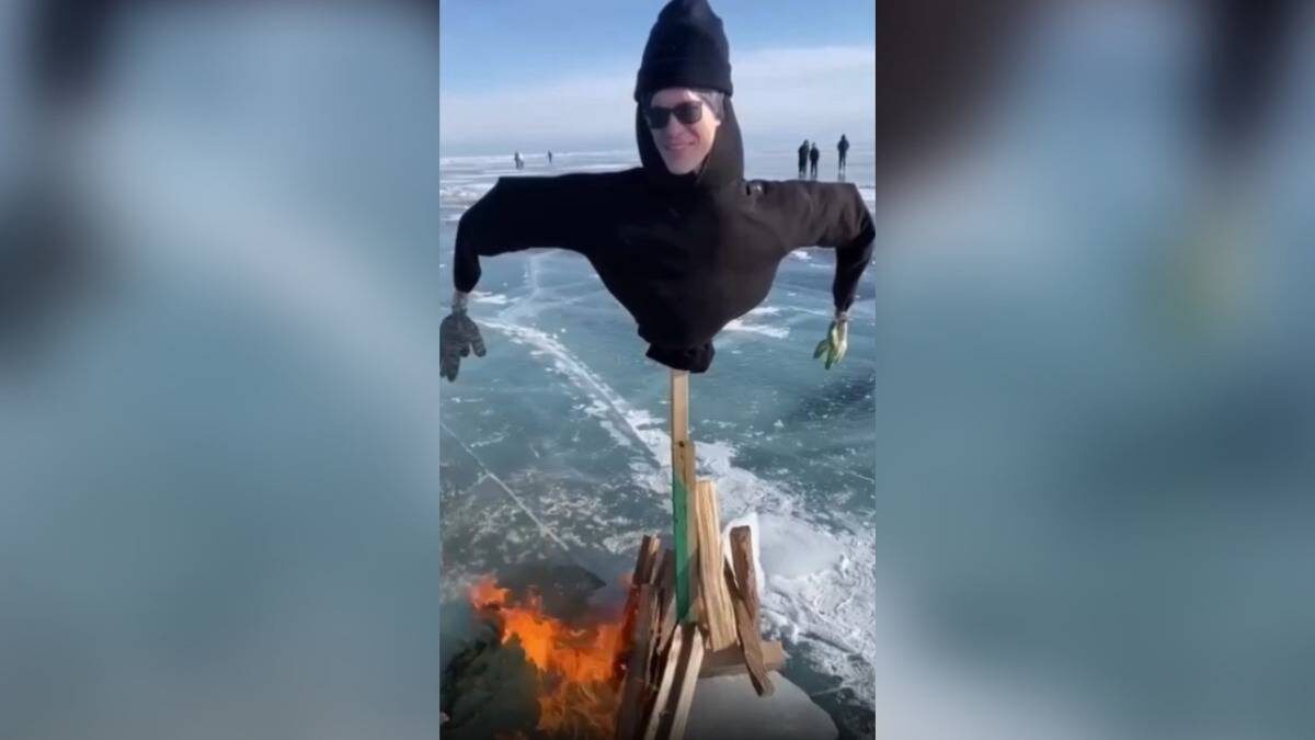    В Иркутской области сожгли чучело, похожее на российского певца Ярослава Дронова / Фото: Телеграм-канал «Светский хроник»