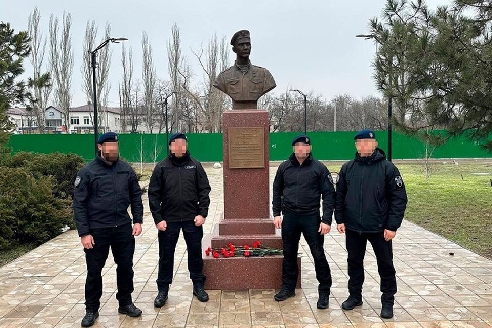    В Мариуполе росгвардейцы почтили память Героя России Эдуарда Дьяконова. Фото: Росгвардия ДНР