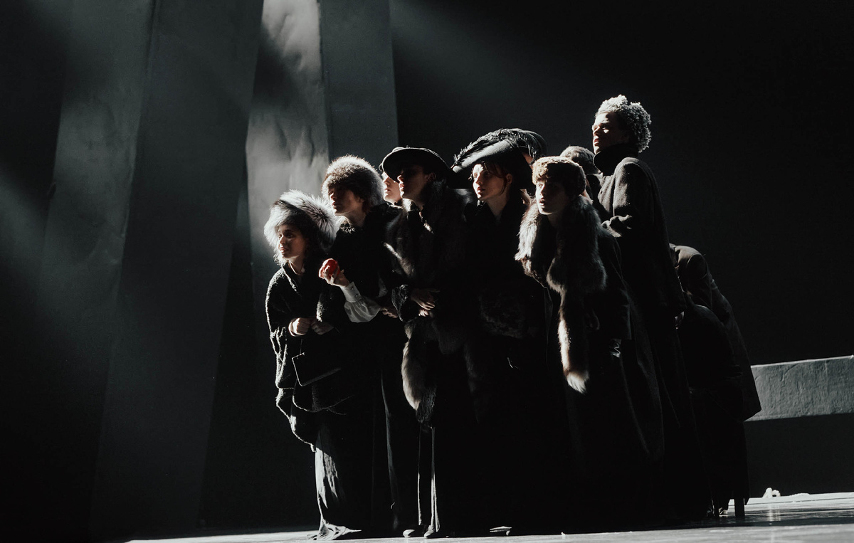 Сцена из спектакля «Капитанская дочка». Театр имени Пушкина. Премьера. Фото взято с сайта театра.