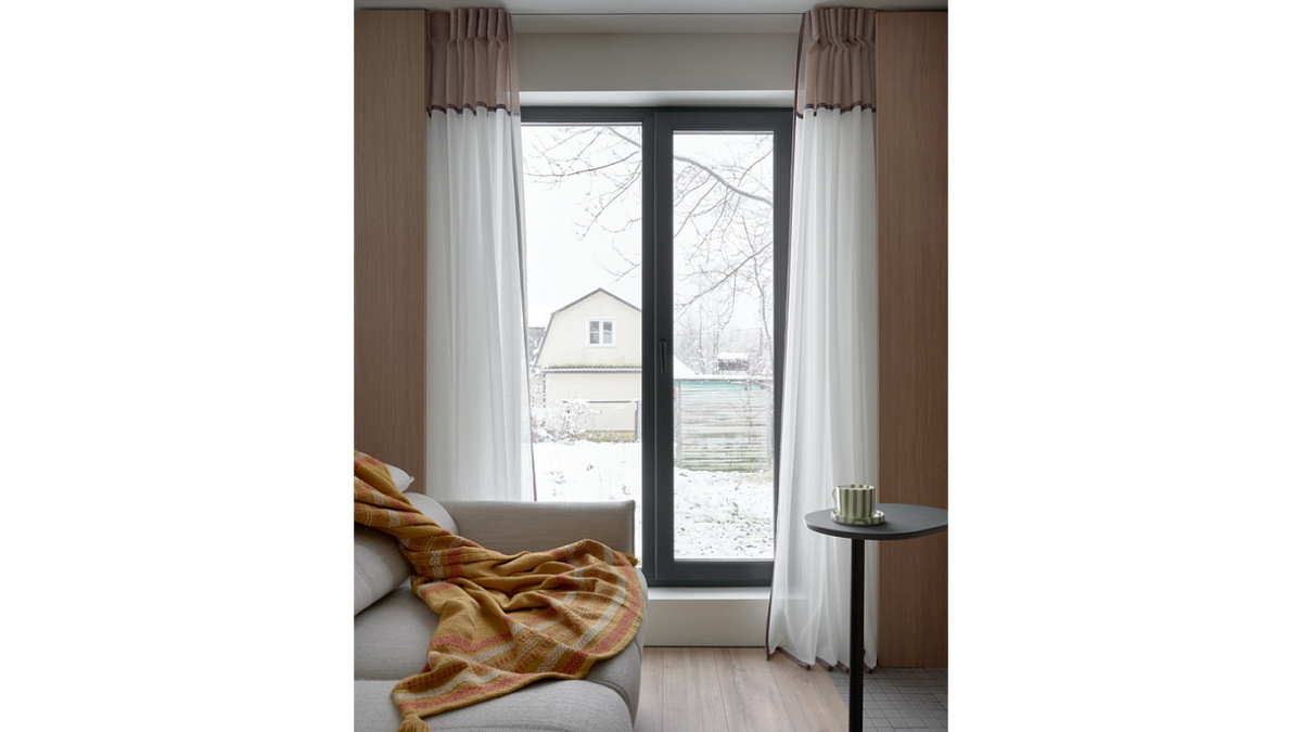 Панорамные окна в пол изготовлены из профильной системы Kaleva Design с энергоэффективным стеклопакетом с двойным i-стеклом — в доме будет комфортно в любое время года