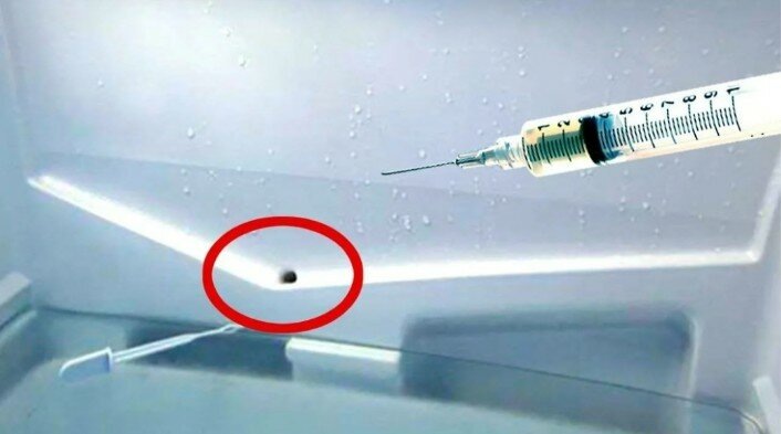 Чистка дренажного отверстия и трубки холодильника: избавляемся от засора и воды внизу