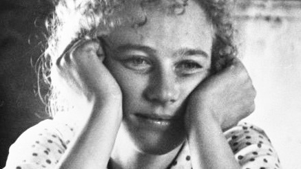 Ия Саввина: снималась в кино без актёрского образования, воспитала особенного сына и сыграла свадьбу за две недели до конца