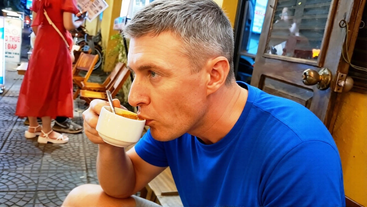 Завтракаю, пью кофе