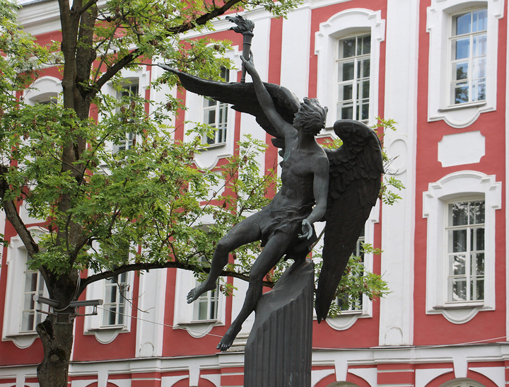     В жизни все меняется. Крылатый гений многие годы был символом СПбГУ, но уступил место новому памятнику. Фото: «МК в Питере»