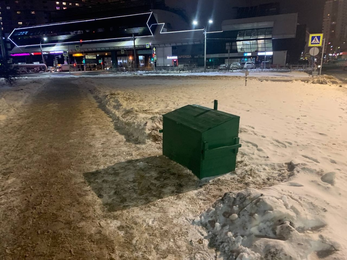    Ящик с реагентами на бульваре проспекта Испытателей. Фото: читатель Мойки78 Дмитрий