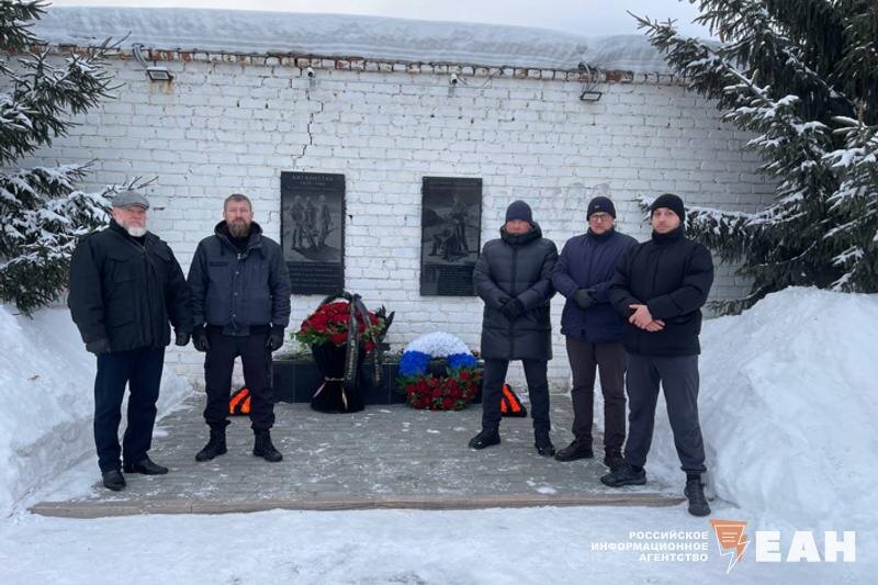    Возле мемориала