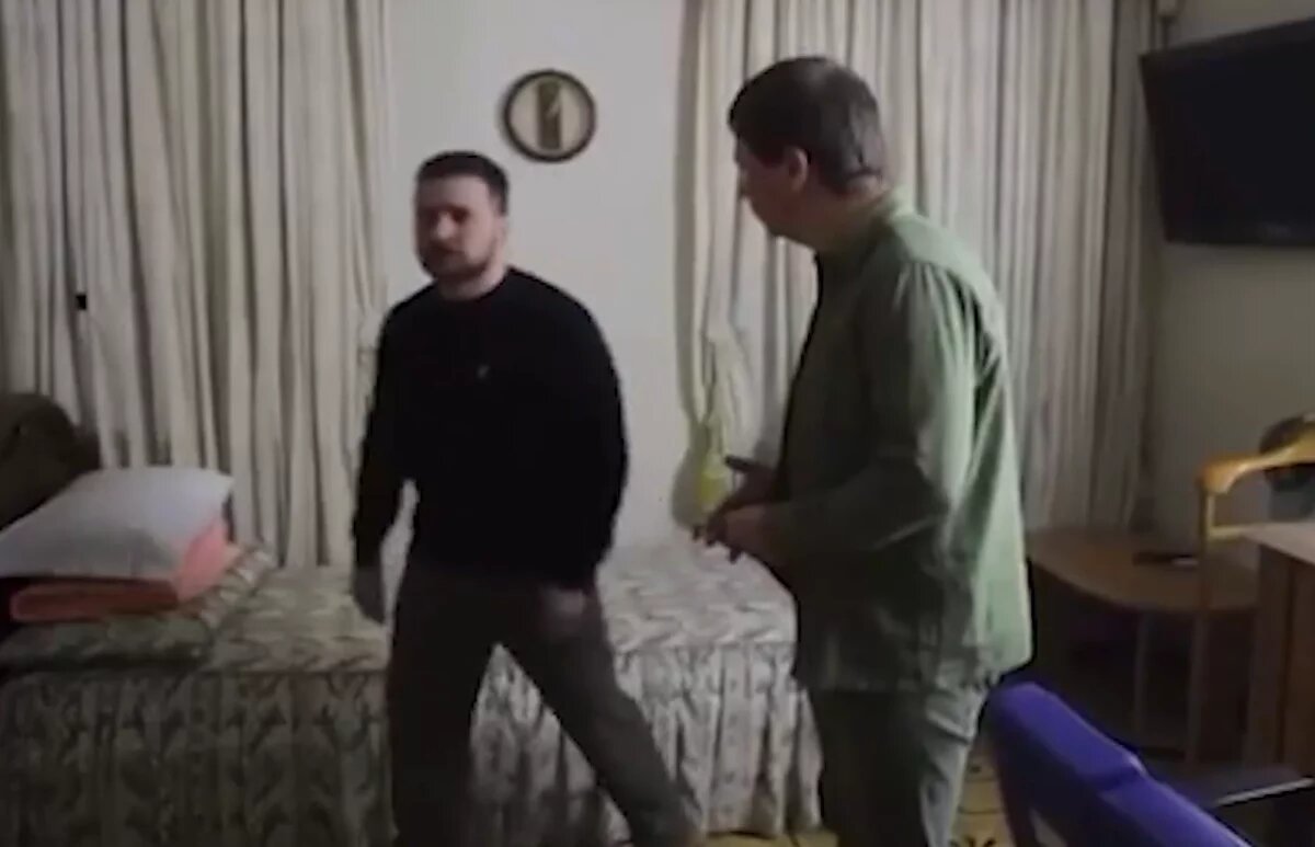    Эксперт Михайлов сказал о загадочных полусферах у входа в бункер Зеленского