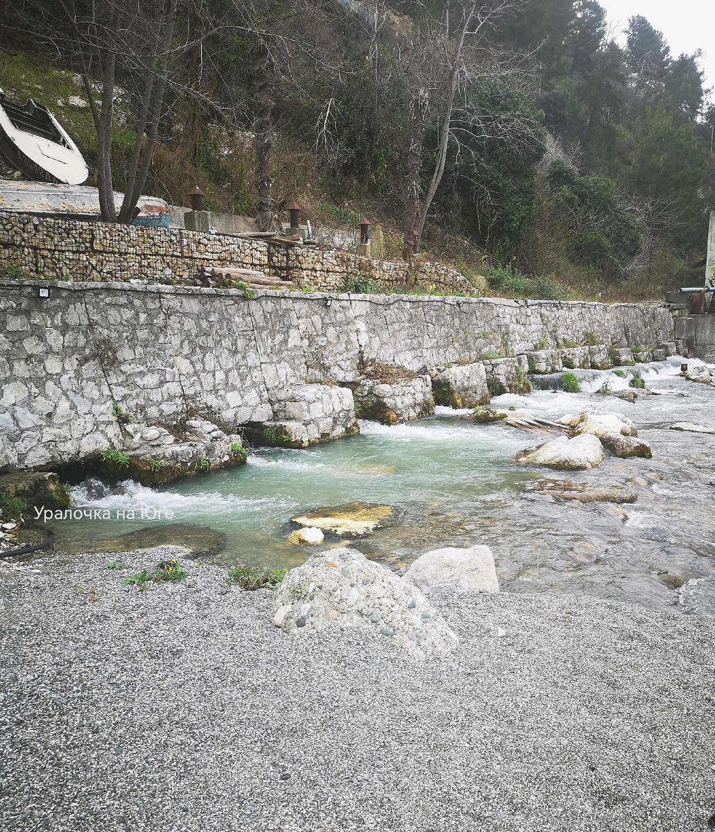 Река вытекает прямо из горы