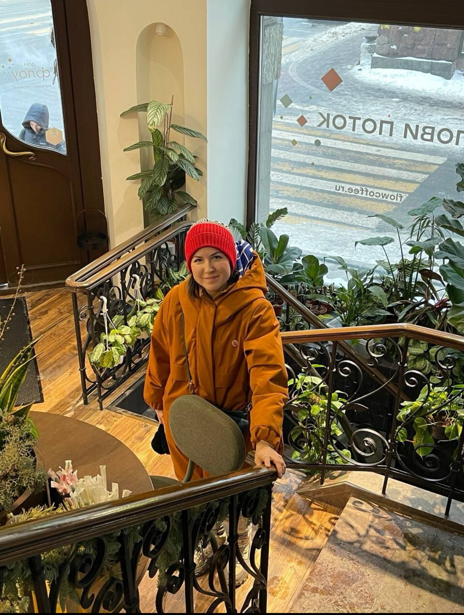 Это первый этаж с растениями, там находится бар