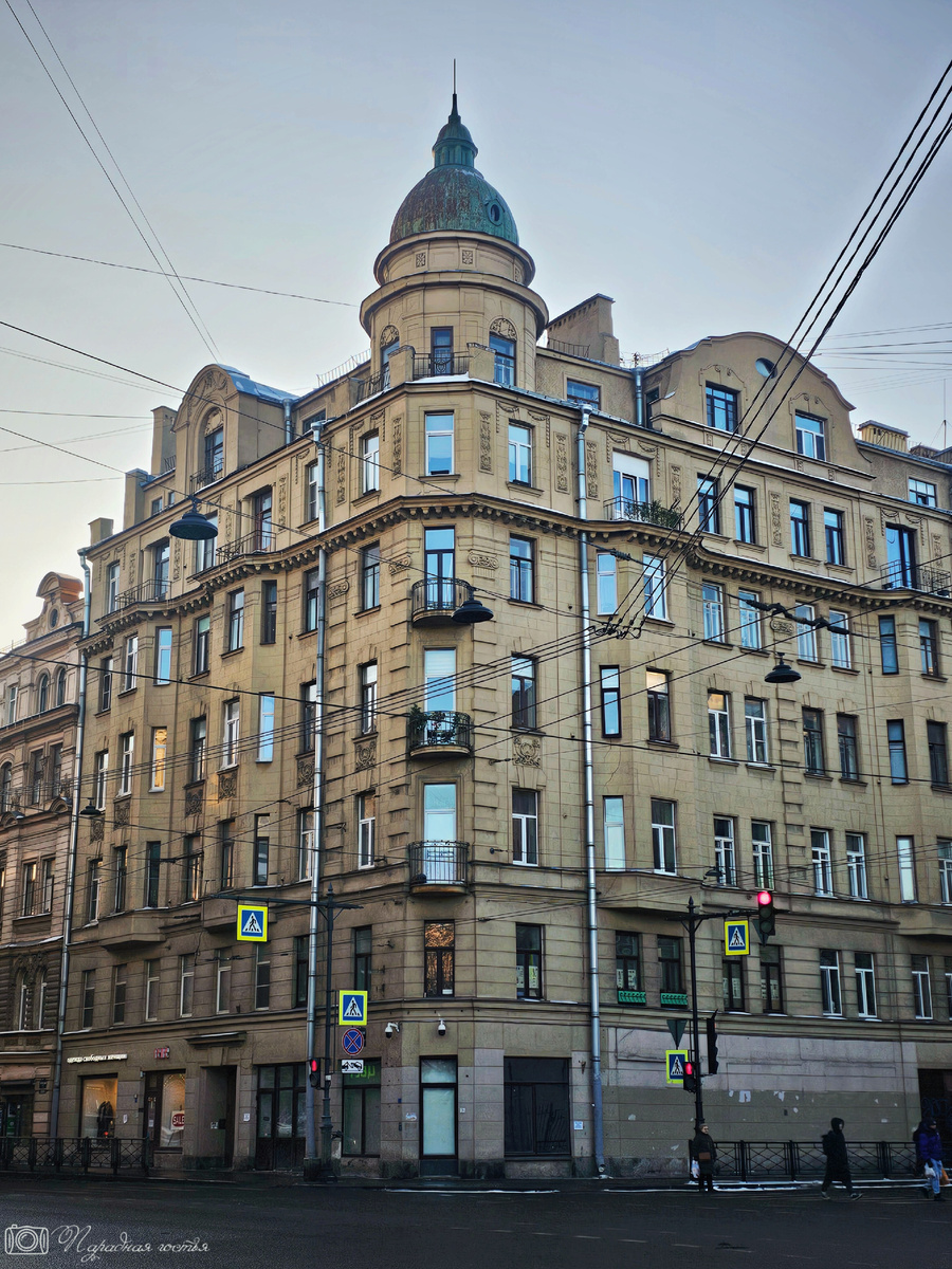 Один из домов Стрелина стоит на пересечении Суворовского проспекта и 9-й советской улицы. Фото: Парадная гостья