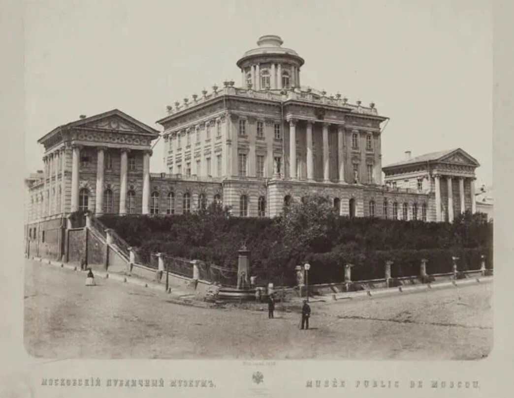 Два века с лишним усадьба на Ваганьковском холме - один из самых узнаваемых московских видов.