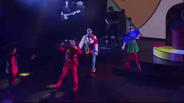    Тем временем Лазарев на сцене делает такие "понятные" всем номера. И с внешним видом тут, видимо, тоже всё ок. GIF видео ТГ-канала "Свита Короля"