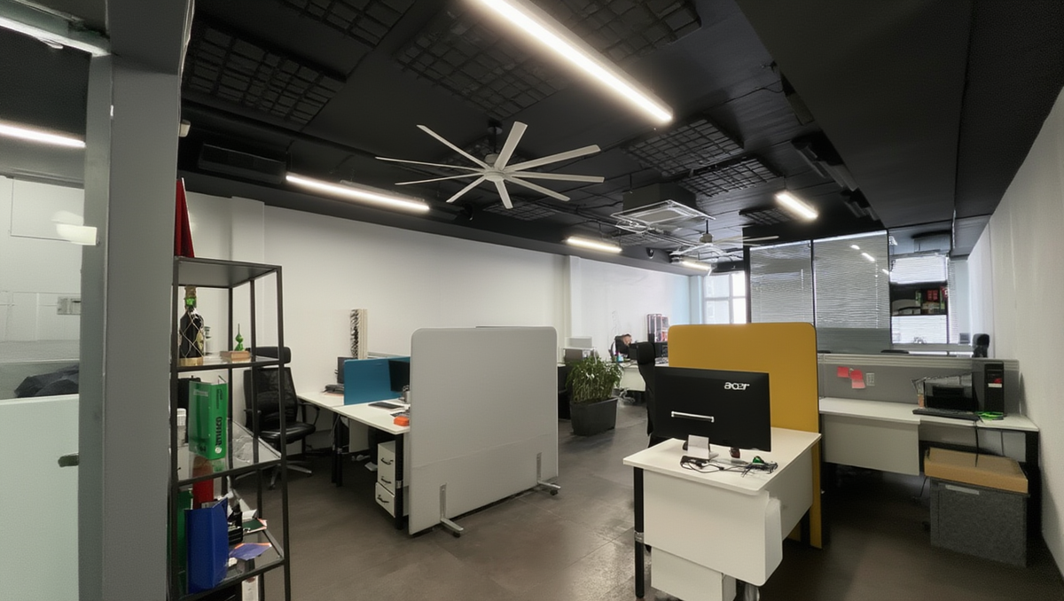 большие потолочные вентиляторы в офисе