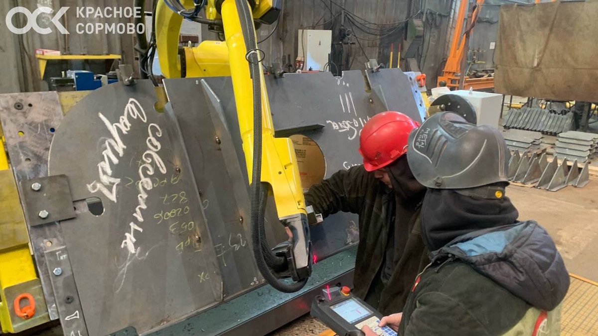    Теперь рутинную сварку берет на себя автоматика, а специалисты цеха №2 осваивают роль операторов высокотехнологичных машин. Источник фото: завод «Красное Сормово».