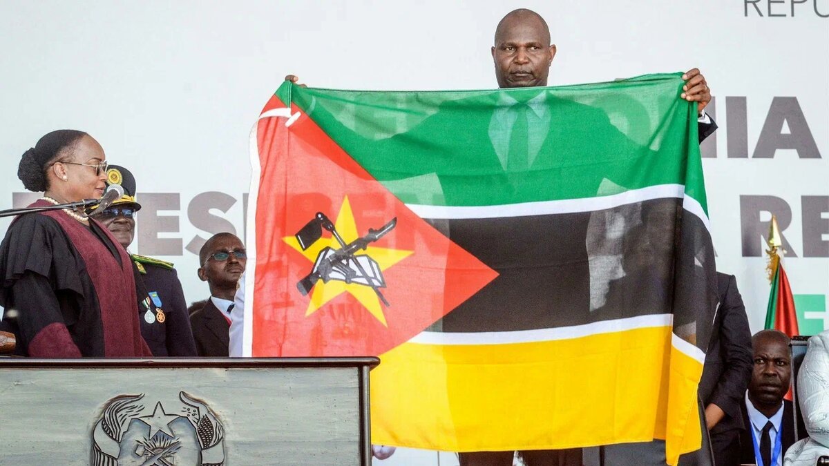 Фото: на государственном флаге Мозамбика изображён русский автомат Калашникова