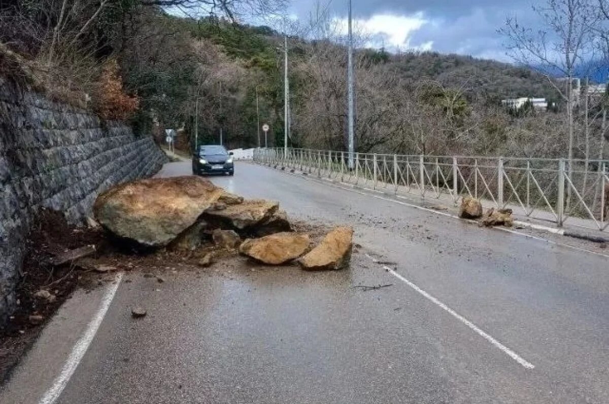    Камни обрушились на дорогу Ялта – Гончарное
