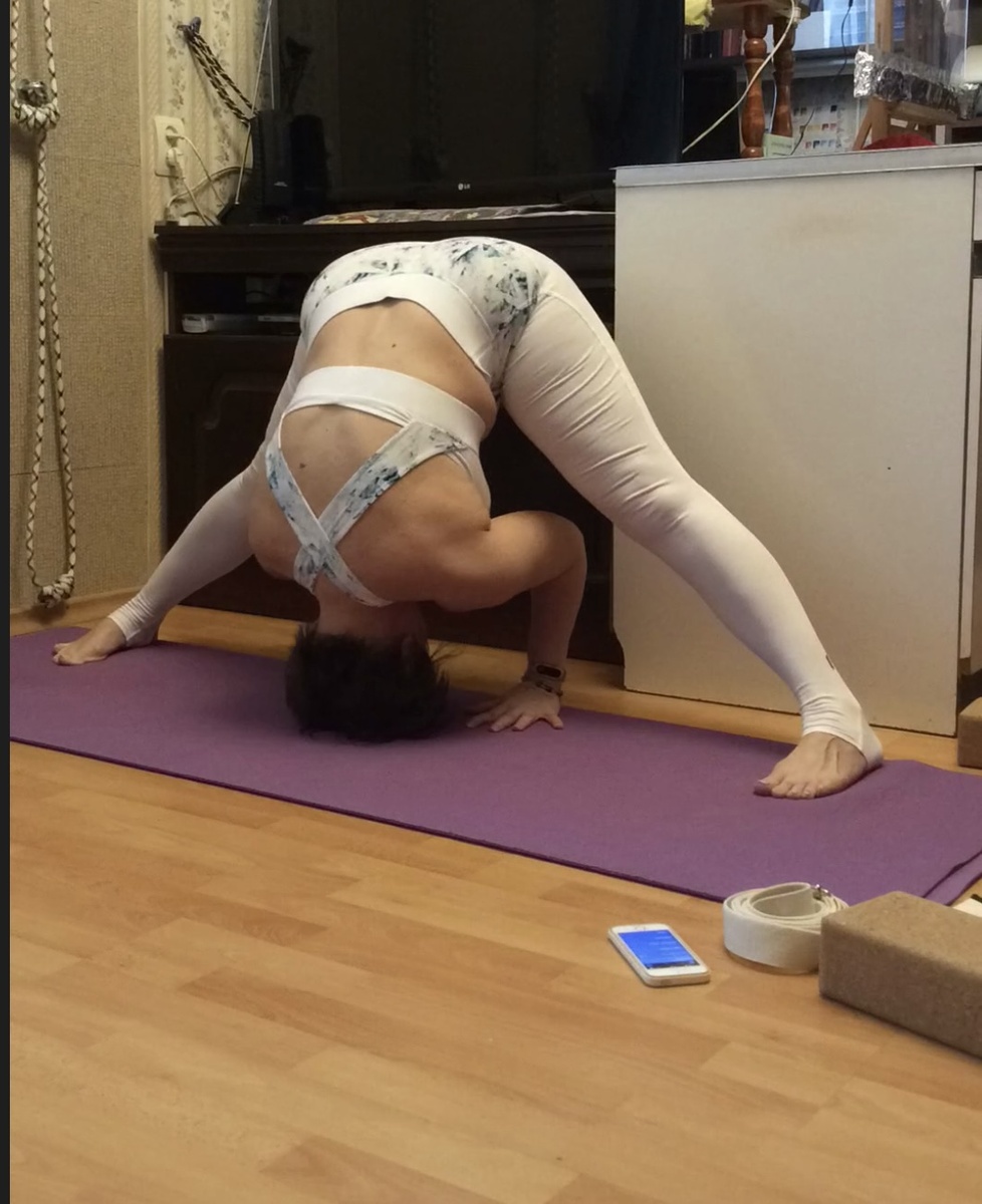 Прасарита Падаттонасана 1