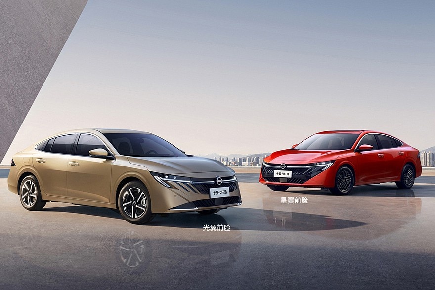    Слева — стандартный новый седан Nissan Sylphy, справа — версия под спорт