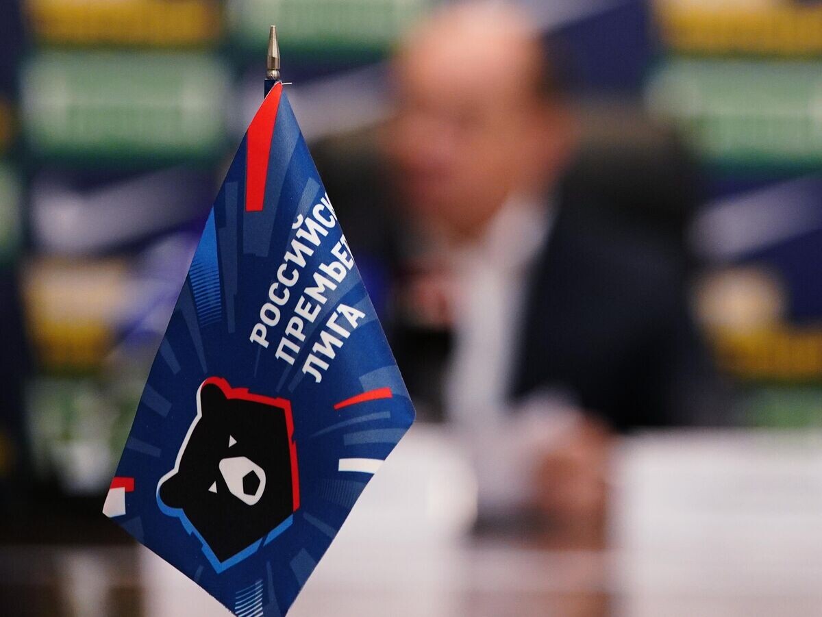    Флажок с символикой Российской премьер-лиги | © РИА Новости / Александр Вильф