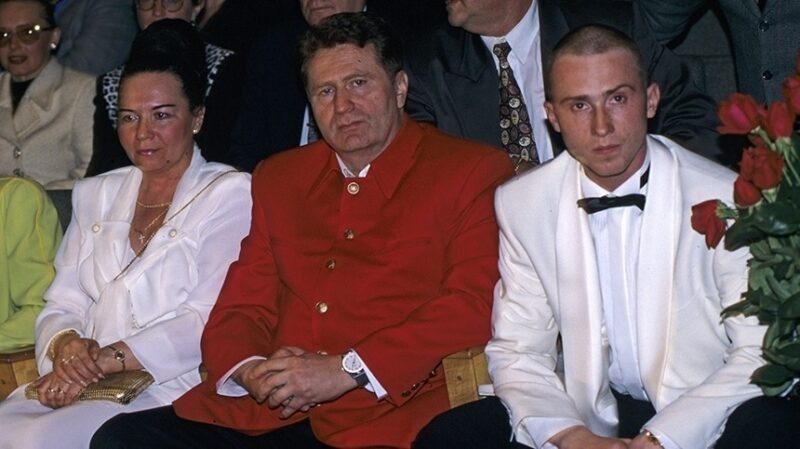    Владимир Жириновский в кругу семьи: с супругой и законным сыном.