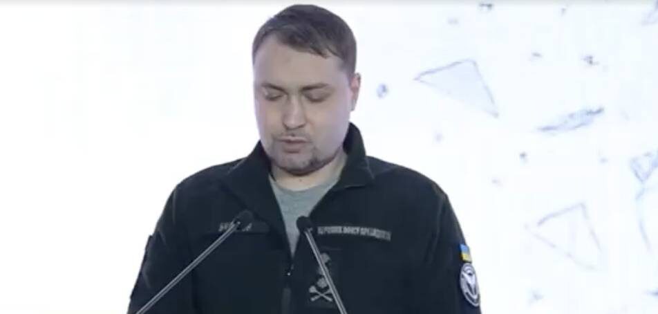   Буданов* зачитывает "отчет" по бумажке. Фото: соцсети