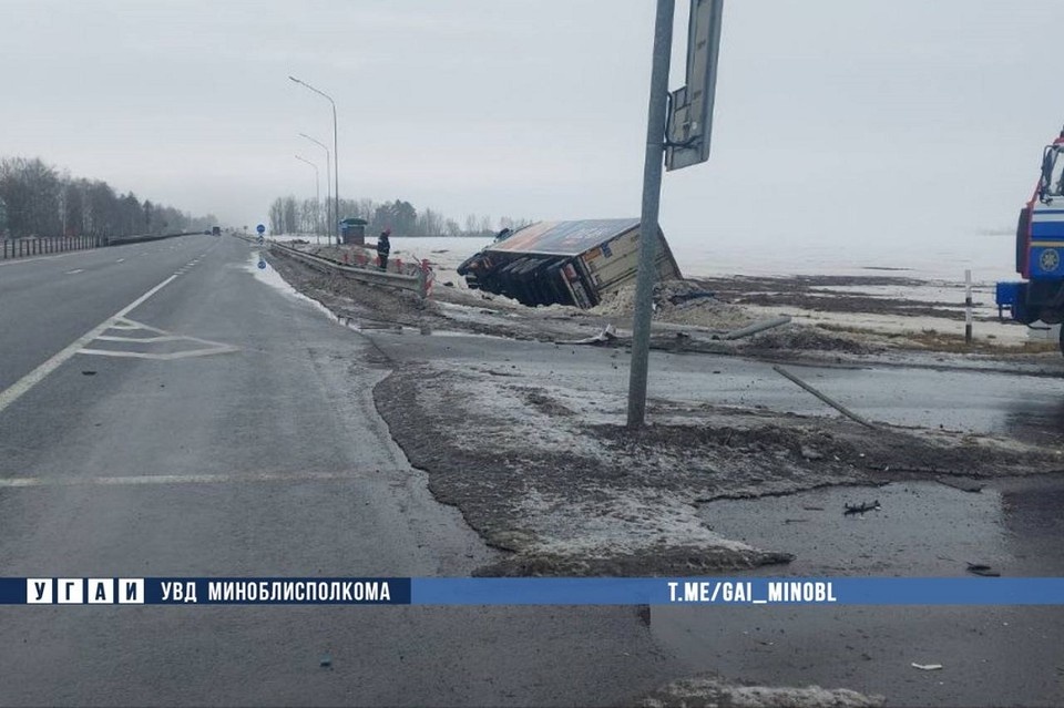    Под Слуцком грузовик врезался в автобус с восемью пассажирами. Фото: УГАИ УВД Миноблисполкома.