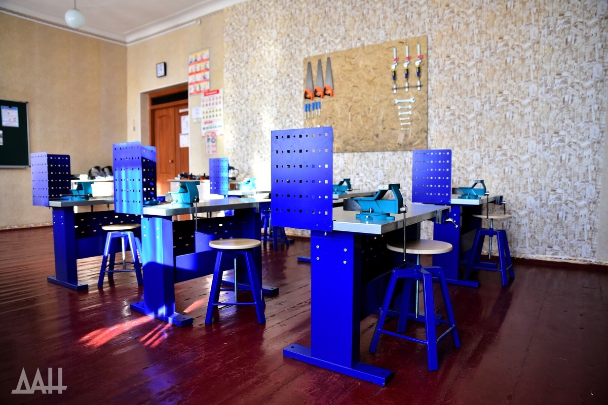    Станки, манекены и макеты оружия: школа Макеевки обновила кабинеты труда и ОБЗР