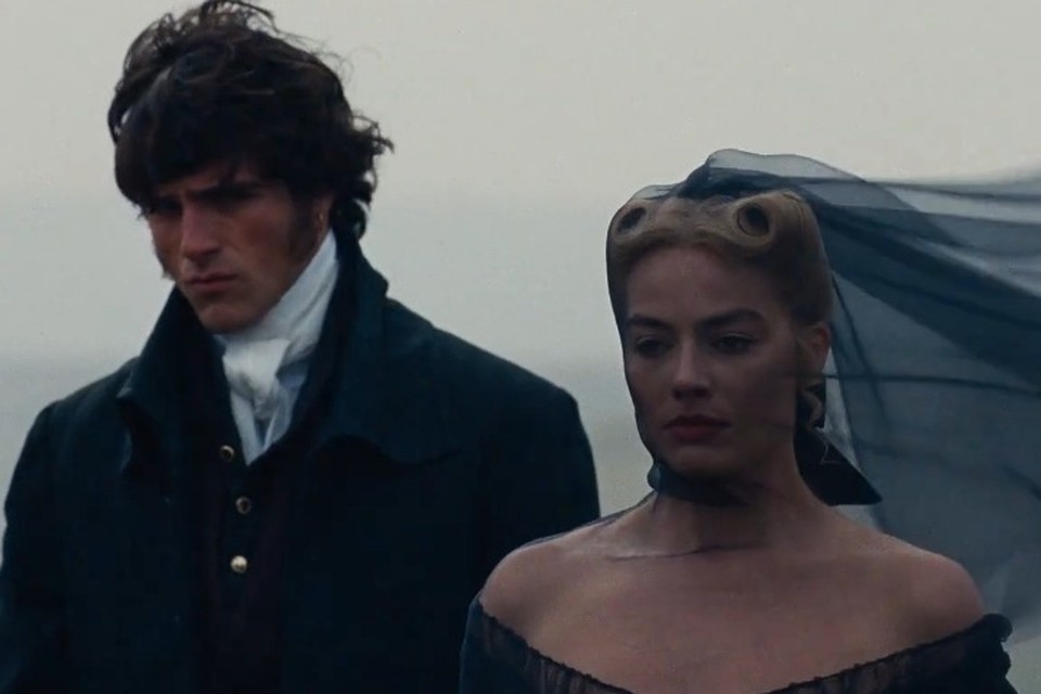    Кадр из фильма «Грозовой перевал» с Джейкобом Элорди и Марго Робби в главной роли. Фото: скрин из трейлера к фильм