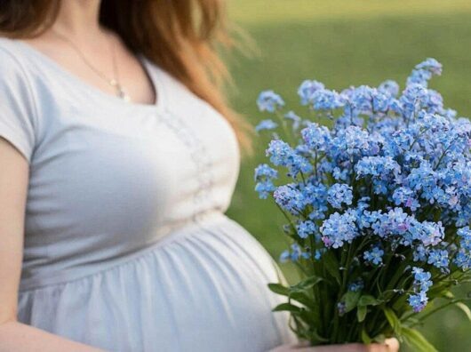    Мама с незабудками // Фото сгенерировано нейросетью «Шедеврум»