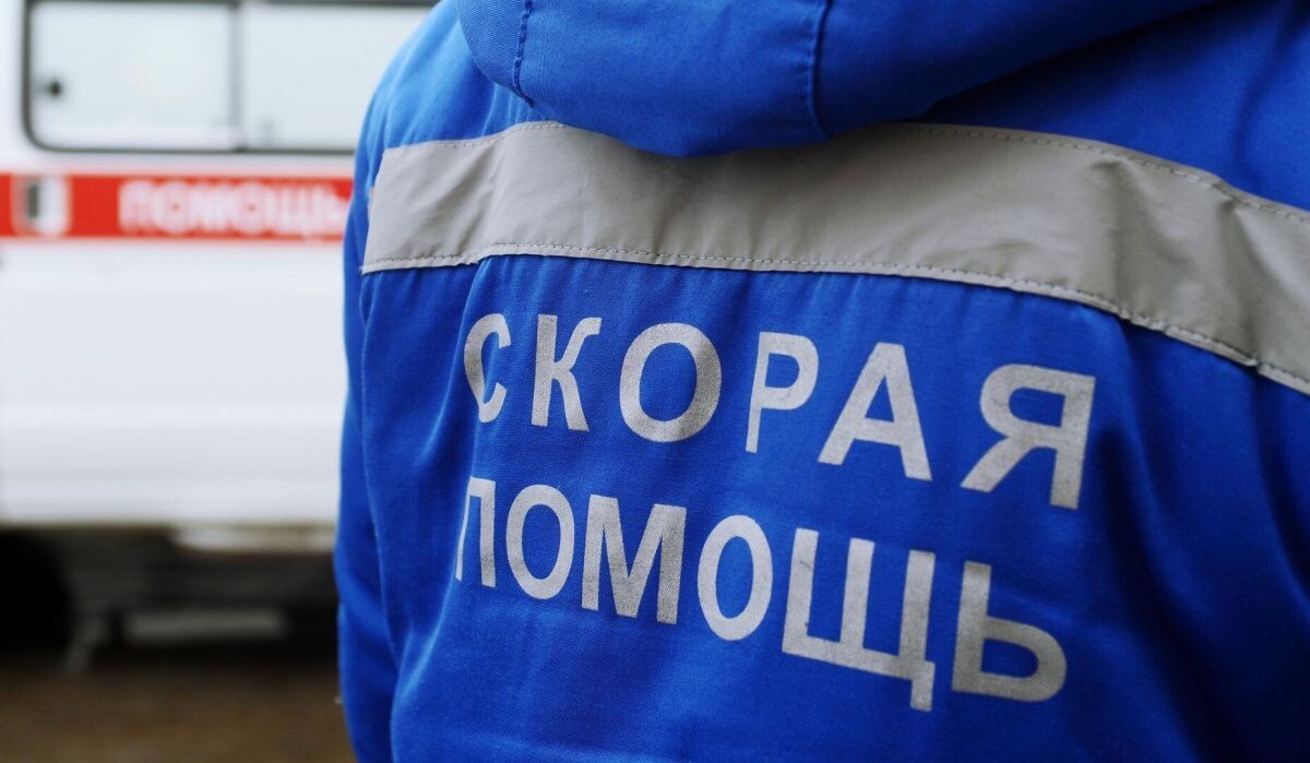     Медик около автомобиля скорой медицинской помощи. Источник: © РИА Новости Автор фото: Алексей Сухоруков