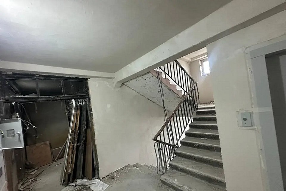    Санкт-Петербург продолжает ремонт дома на проспекте Ленина в Мариуполе. Фото: «Возродим Донбасс»