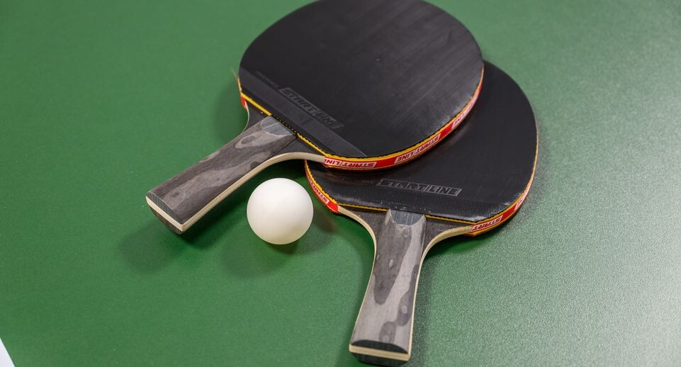    Ракетки для настольного тенниса лежат на столе в зоне отдыха Центра образования №1 в Красноармейске / Медиасток.рф