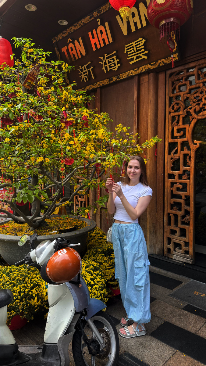 Нарядный Хошимин к празднику Тет (лунный Новый год). Улицы утопают в цветах