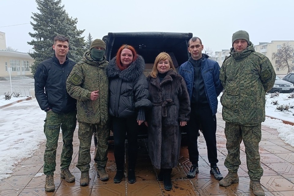    Активисты передали помощь военным. Фото: ЕР