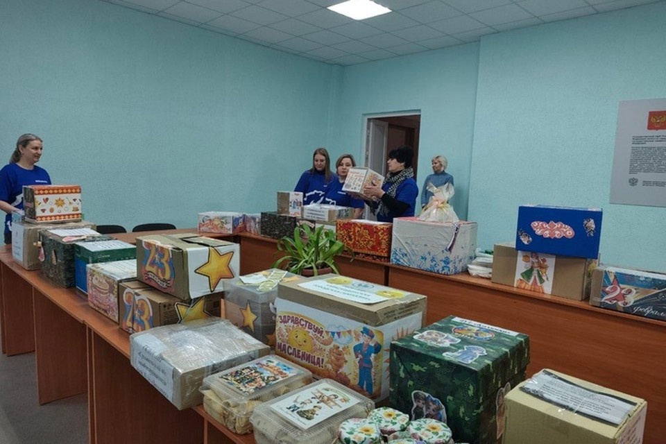    Активисты передали помощь военным. Фото: ЕР