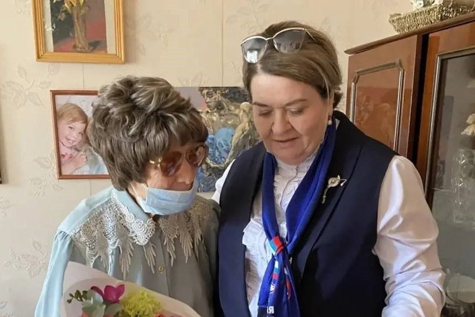    Ветерана навестила председатель городской думы. Фото: соцсети главы г. Невинномысска