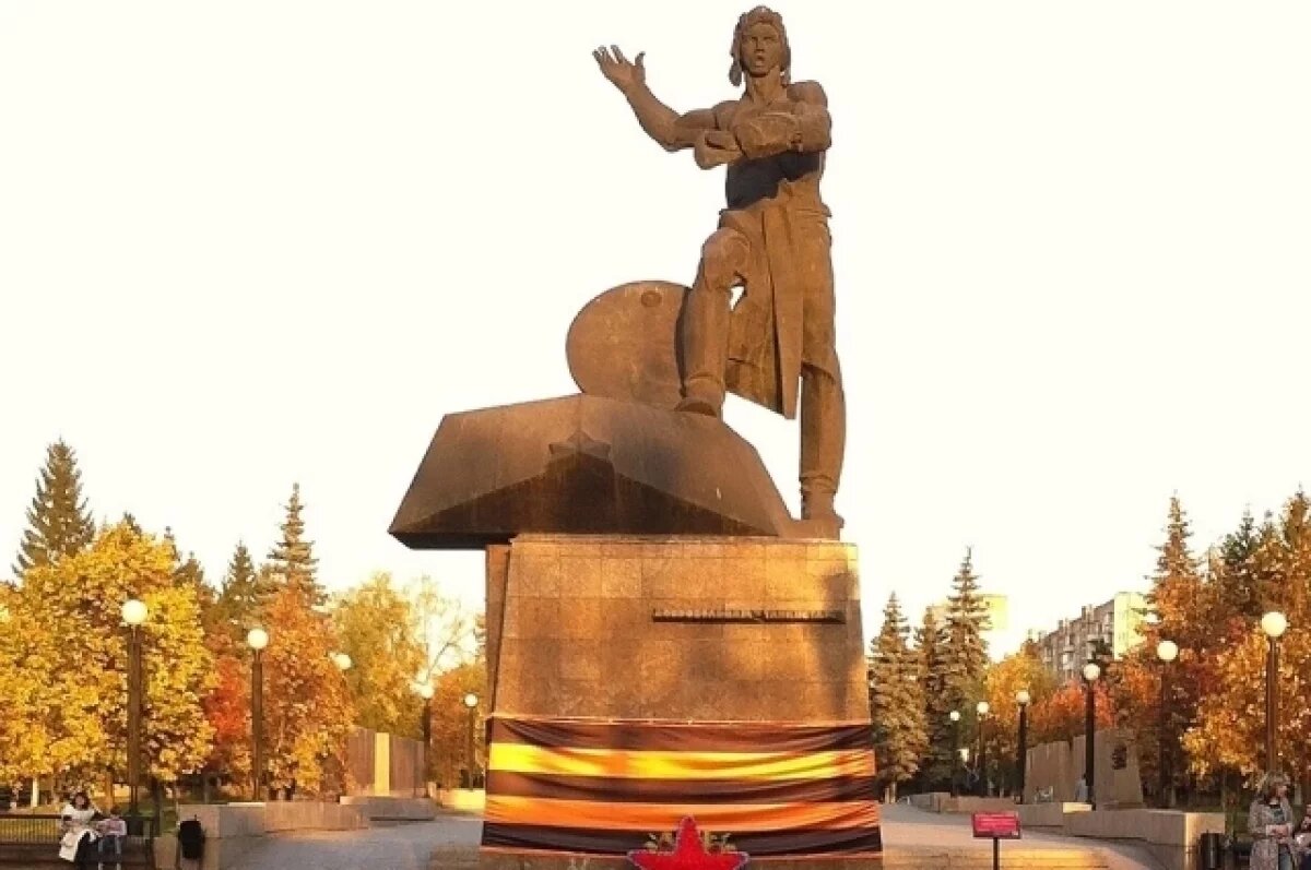    Памятник танкистам Уральского добровольческого корпуса в Челябинске