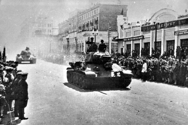    Танки Уральского добровольческого корпуса на улице Челябинска. Фото: Объединенный государственный архив Челябинской области