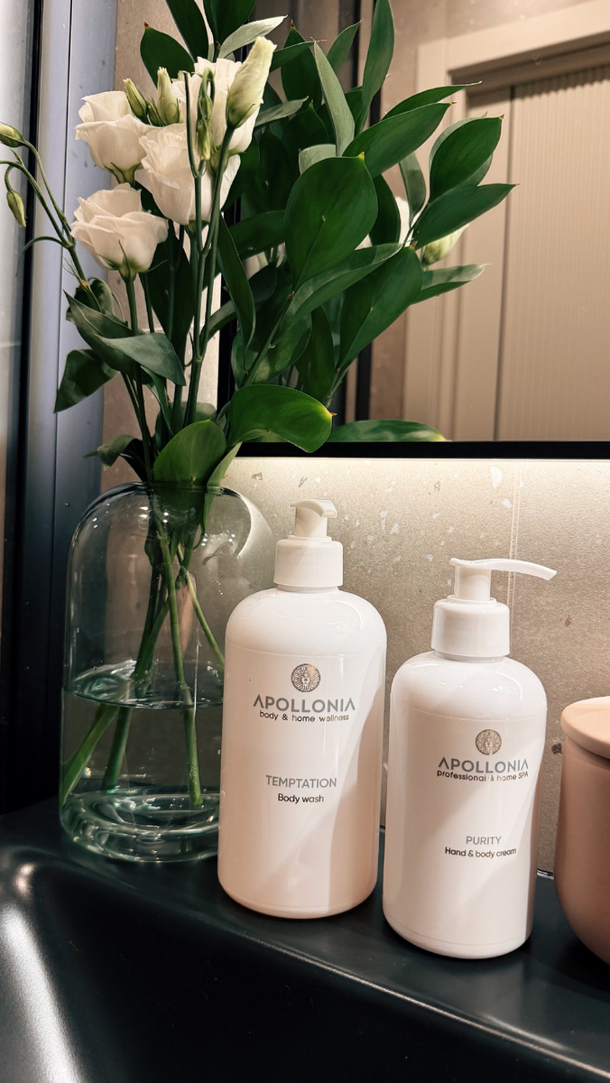 На самом деле в линейке не только кремы для рук и тела, но еще и гели для душа, и интерьерный парфюм. Крем для рук и тела в использовании с августа месяца прошлого лета и не было даже одного дня за эти семь месяцев, когда я бы не пользовалась им после душа. Любимые баночки ❤️