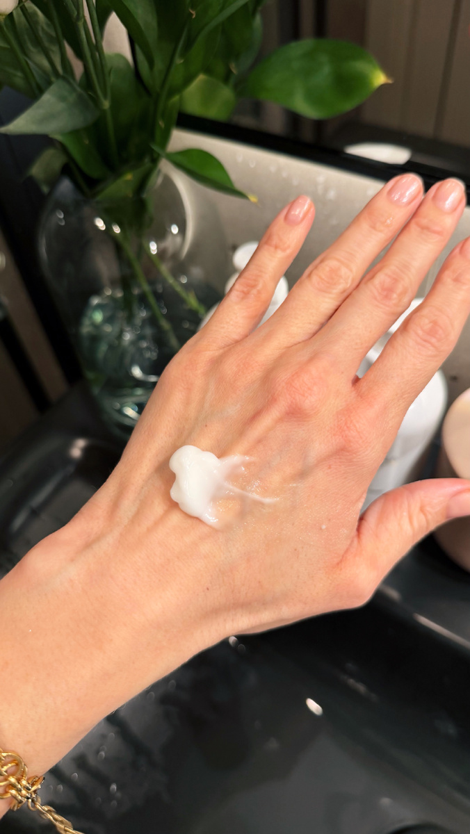 Крем густой и питательный, но впитывается моментально и липкой пленки не оставляет. Я еще на Новый год подарила такие баночки всем подружкам и недавно увидела в заказе, что подружка его повторила. Значит понравился, как и мне. Отзывы, кстати, на маркетплейсах тоже хорошие от 4.8 до 5.0