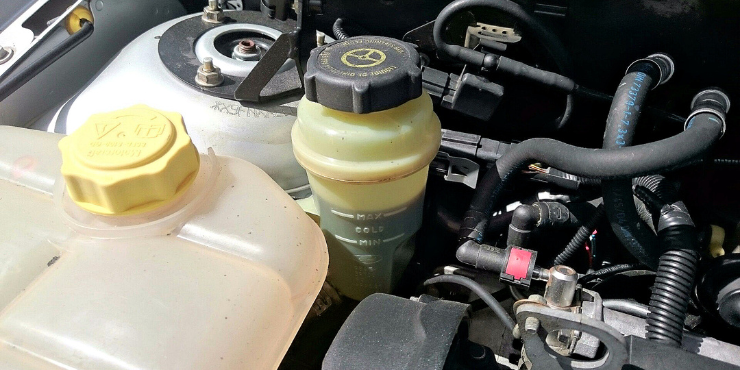 Жидкость ГУР: почему она течет и что будет, если не доливать? Разбор причин и последствий